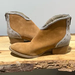 Journee collection Two‎ Tone Suede Western Booties Size 7.5 B102 thumbnail 8