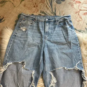 AMERICAN EAGLE Super High Rise Baggy Straight Jean In Medium Indigo thumbnail 4
