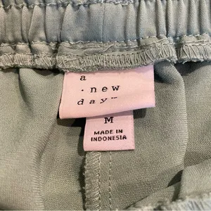 A New Day Jogger Pants Women’s Size Medium Green Lightweight Tapered Leg Pull On thumbnail 5