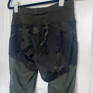 Lululemon‎ Green Camo Style Leggings Size 4 thumbnail 7