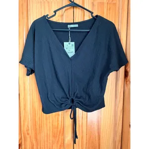 ZARA Textured V Neck Tie Front Crop Top Medium‎ M Black Short Sleeve Crinkle NWT thumbnail 2