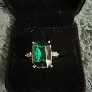 Gorgeous Stainless Steel Silver with Faux Emerald Ring Size 7 thumbnail 1