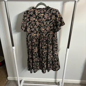 SHEIN Black Floral Tiered Ruffled V-Neck Collar Mini Dress thumbnail 8