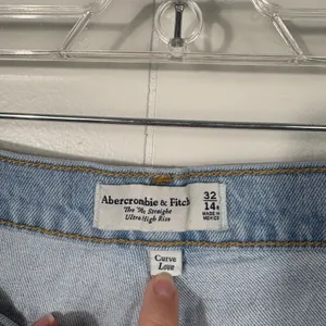 Abercrombie & Fitch The 90s Straight Ultra High Rise Distressed Light Wash Jeans thumbnail 8
