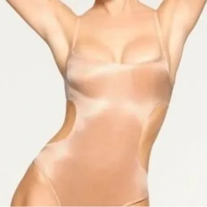 NWT SKIMS Barely There Shapewear Silky Bodysuit Open Back Thong Clay Size 4X thumbnail 1