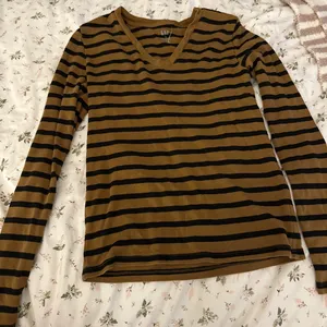 Gap brown and black striped long sleeve  thumbnail 1