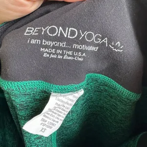✨$5/$25 BEYOND YOGA Cropped Low Rise Green Side Lace Up Legging Size XS thumbnail 5