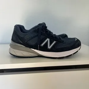 New Balance 990 V5 Sneakers in Navy Blue thumbnail 2