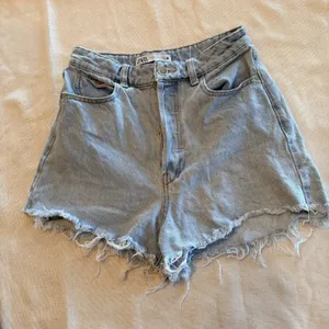 ZARA Womens Size 4 High Rise Denim Shorts Light Wash Button Fly Frayed Hem thumbnail 1