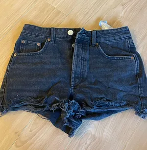 Zara Shorts thumbnail 1