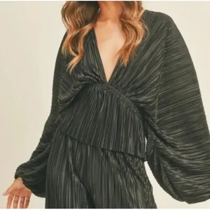 MIOU MUSE NWOT Plisse Dolman Sleeve Plunging V Neck Ruched Waist Top‎ Medium thumbnail 1