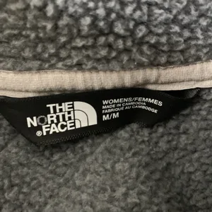 North Face Cresent Heathered Gray 1/4 Zip Women’s Sz M Pullover Purple Embroider thumbnail 7