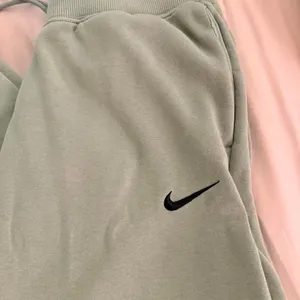 Nike Women's Sage Green Fleece Sweatpants Size M thumbnail 3