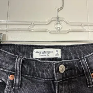 Abercrombie & Fitch The 90’s Straight Ultra High Rise Black Jeans Size 4 Raw Hem thumbnail 5