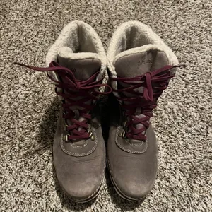 Timberland‎ Taupe Leather Faux Fur Lined Lace Up Hiking Boots Burgundy Accents thumbnail 4