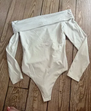 Aritzia Contour off shoulder long sleeve white bodysuit size m thumbnail 1
