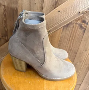 DV by Dolce Vita Women’s Size 7 Taupe FauxSuede Ankle Booties Block Heel thumbnail 1