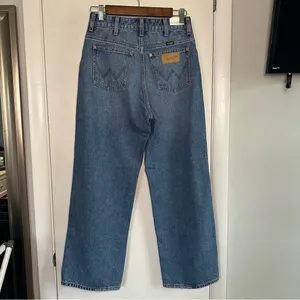 Wrangler Women’s High Rise Relaxed Mom Jeans. Medium Wash. Size 27. thumbnail 10