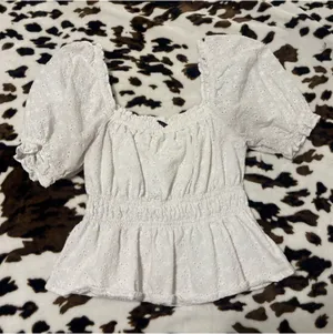 Cute White Top Size M thumbnail 2