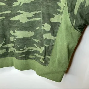Good American Women’s Green Off The‎ Shoulder Camo Sweatshirt Size 4 thumbnail 8