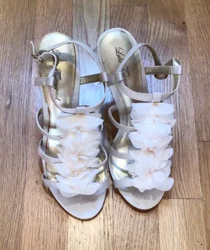 HP💝LuLu Townsend Ivory sz 7 petal accent 3” heel thumbnail 1