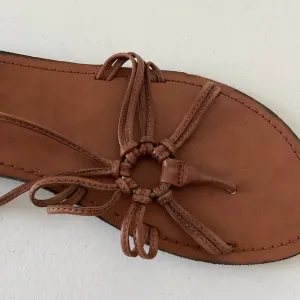 Nomi women’s wrap strap leather‎ sandals — size 10 thumbnail 6