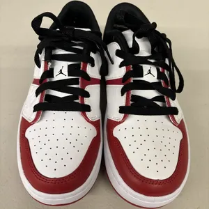 4.5y Nike Jordan NU Retro 1 Low GS Varsity Red White Kids Youth FB4412 611 Shoe thumbnail 5