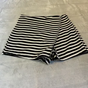 Brandy Melville Skort Womens One Size Waist Black White Striped Casual thumbnail 2