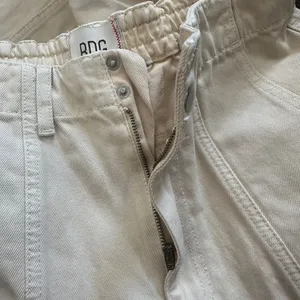 BDG Urban Outfitters Relaxed Skate Cargo Jeans Cream High Rise Size 27 thumbnail 16
