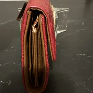 Stone Mountain Red Floral Embossed Trifold Wallet with ID Window and Coin Pocket thumbnail 3
