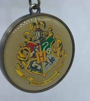 HARRY POTTER Hogwarts house crest and platform 9 3/4 keychain new in pac… thumbnail 2