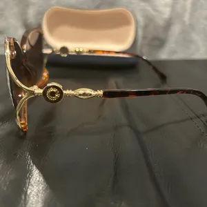 Tortoiseshell Sunglasses with Case Brown thumbnail 8