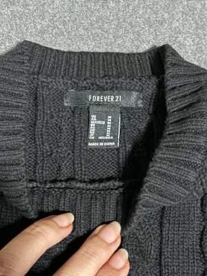 Forever 21 Black Cable Knit Sleeveless Sweater Vest Size M thumbnail 4