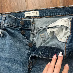 Abercrombie and Fitch the mom high rise jeans thumbnail 6