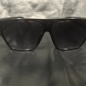 Black Sunglasses thumbnail 2