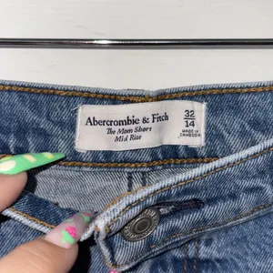 Abercrombie & Fitch The Mom Mid Rise Jean Shorts thumbnail 3