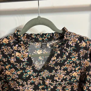 SHEIN Black Floral Tiered Ruffled V-Neck Collar Mini Dress thumbnail 6