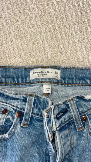 Abercrombie 90s Baggy Low-Rise Jeans Curve Love thumbnail 3