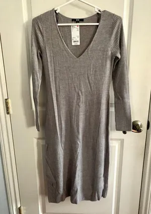 Uniqlo Merino Wool Blend Fitted V-Neck Long-Sleeve Dress in Gray thumbnail 4
