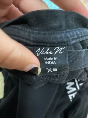 Black vibe n’ daydreamer crop top thumbnail 3