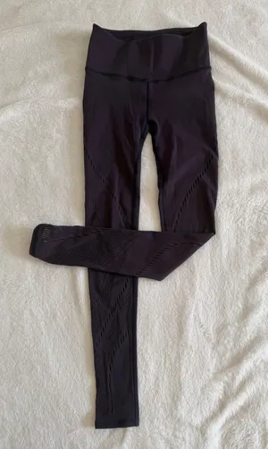 Lululemon Women Sz 4 Reveal Tight Precision 25” Bosenberry thumbnail 1