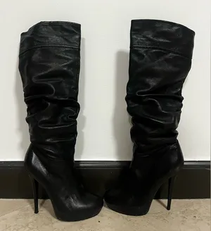 Elegant Black Leather Knee thumbnail 1