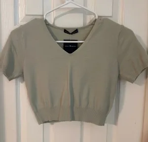 Brandy Melville Sweater Top Crop thumbnail 2