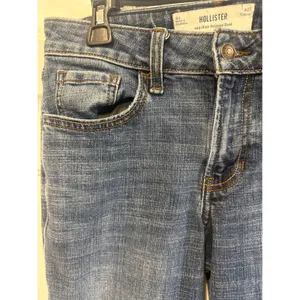 Hollister Mid-Rise Relaxed Bootcut Jeans Medium Wash Raw Hem 4R W27 casual read thumbnail 2