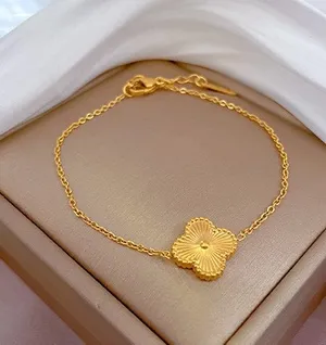 Simple Gold Clover Bracelet thumbnail 1
