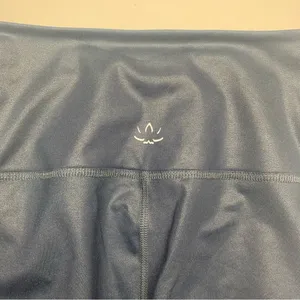 Beyond Yoga size medium Deep Blue shiny Leggings thumbnail 4