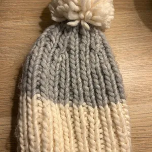 American Eagle Outfitters Cream and Gray Knit Hat thumbnail 4