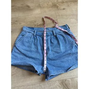 EUC American Eagle Mom Shorts Women's Size 8 High Rise Cuffed Denim Jean Pleated thumbnail 6