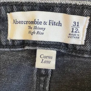 Abercrombie & Fitch Curve Love The Skinny High Rise Jeans thumbnail 4