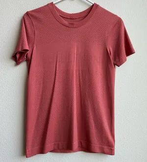 Lululemon Shirt Women's 6 Pink Coral Breeze By Top Short Sleeve Seamless Logo thumbnail 1